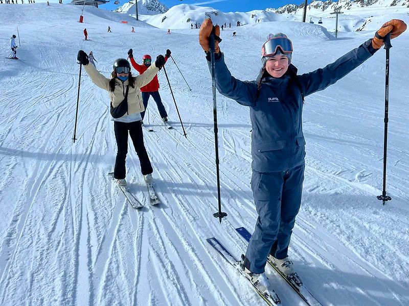 Group lesson on a wide slope